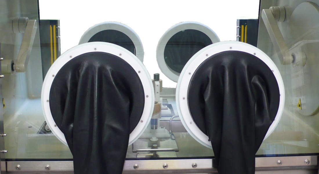 medical-working-area Fabrication de pièces médicales sur mesure en boîte à gants