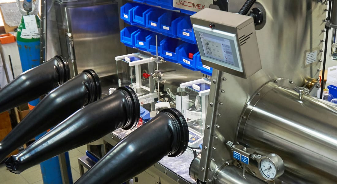 organometallic-chemistry-glove-box Poudre métallique pour la fabrication additive