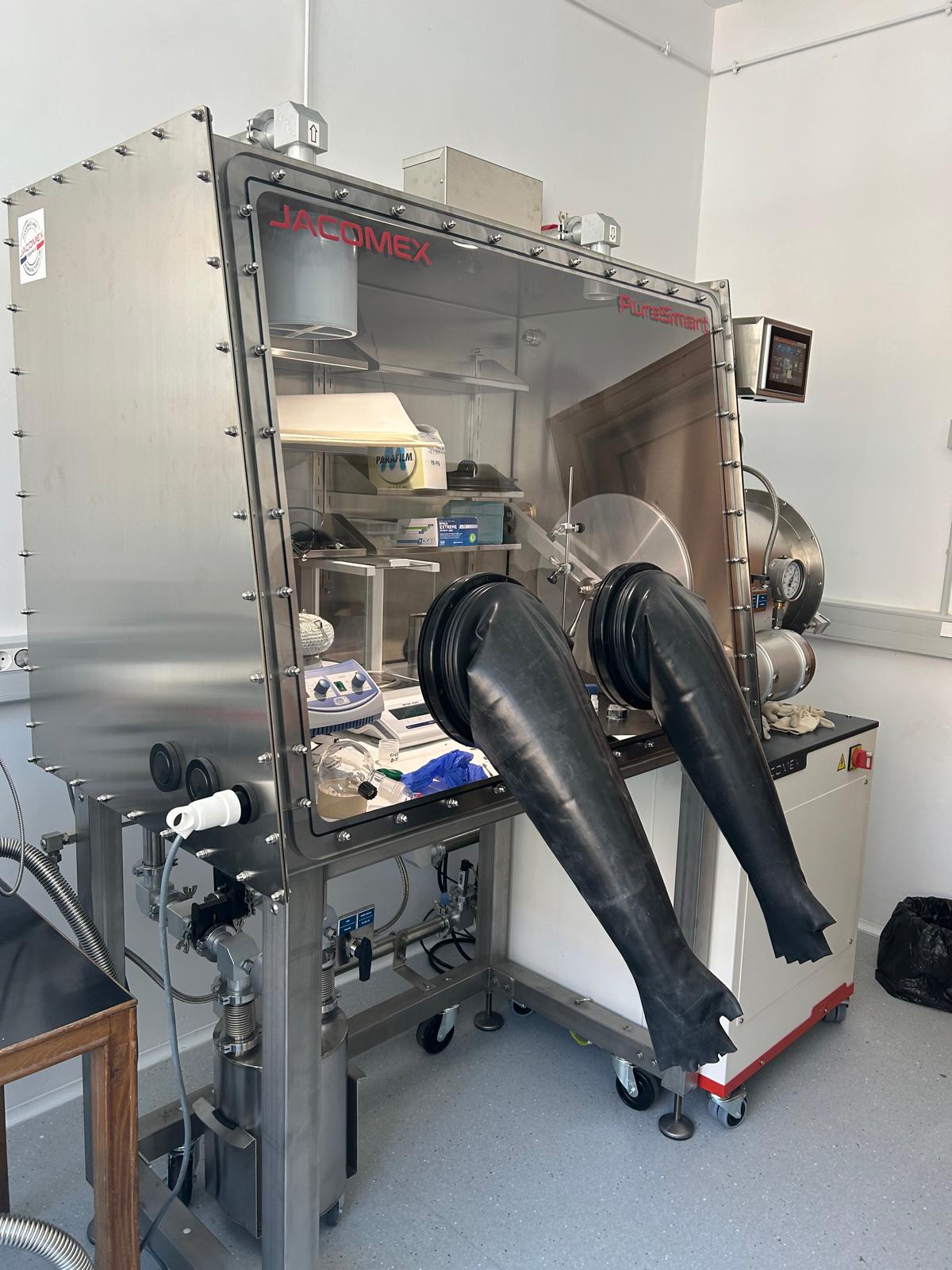 Boite à gants purifiée pour la recherche énergétique Boite à gants purifiée pour la recherche énergétique